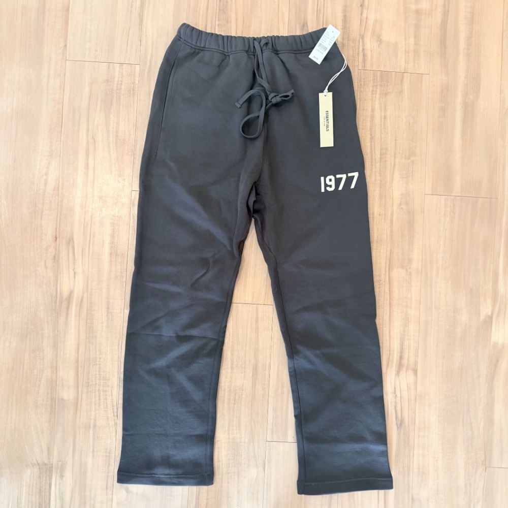 Fear of God ESSENTIALS “1977” Sweatpants – Size L